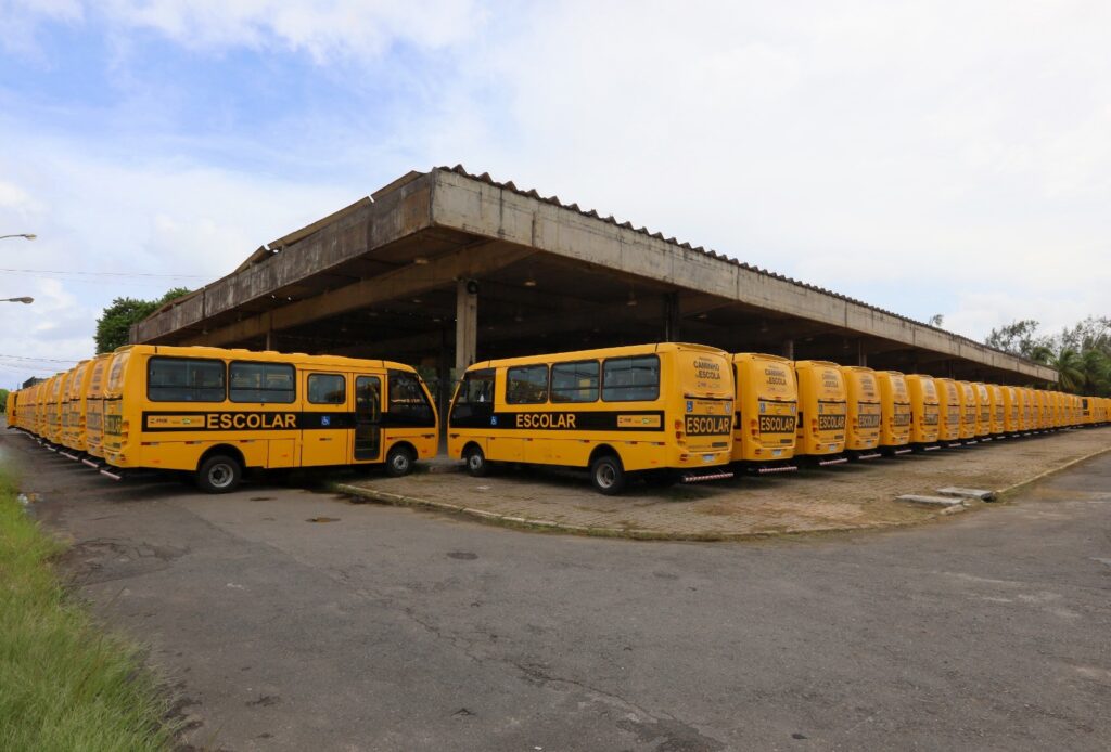 Governador entrega 128 ônibus para transporte de alunos das redes estadual  e municipais